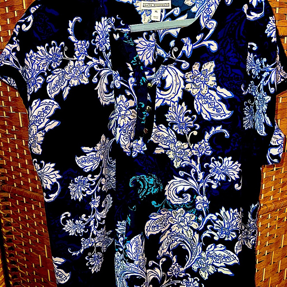 Beautiful Blue Dana Buchman, capped sleeve Blouse 🥰